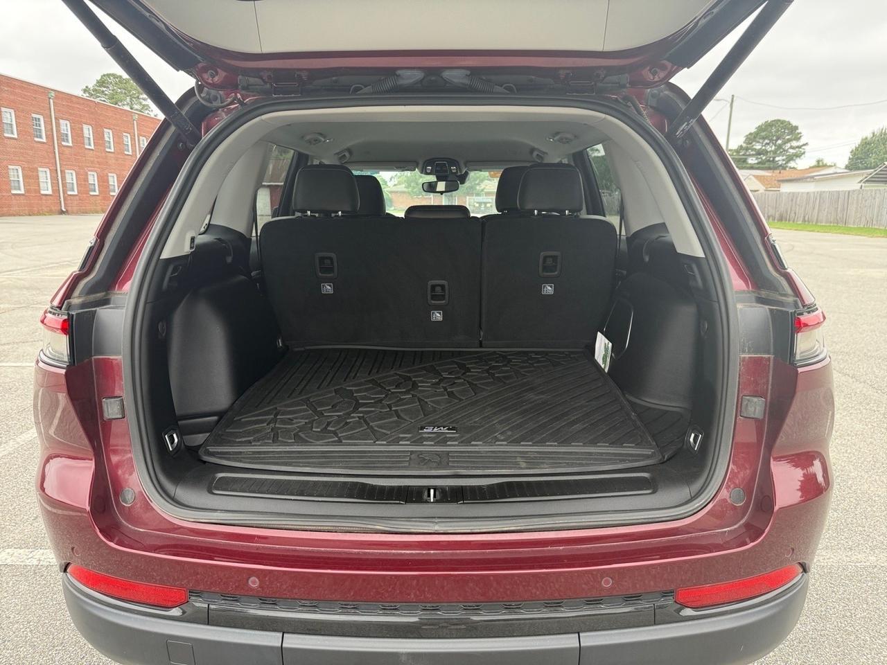 2023 Jeep Grand Cherokee LIMTIED, 4X4, MEMORY SEATS, HEATED FRONT AND REAR SEATS, ALPINE SOUND SYSTEM, ANDROID AUTO/ APPLE CARPLAY, REMOTE START, KEYLESS START AND ENTRY, CLEAN CARFAX 1 OWNER, ONLY 30K MILES, THIS SUV IS AS CLEAN AS THEY COME, GRAB THEY KEYS! Norfolk VA