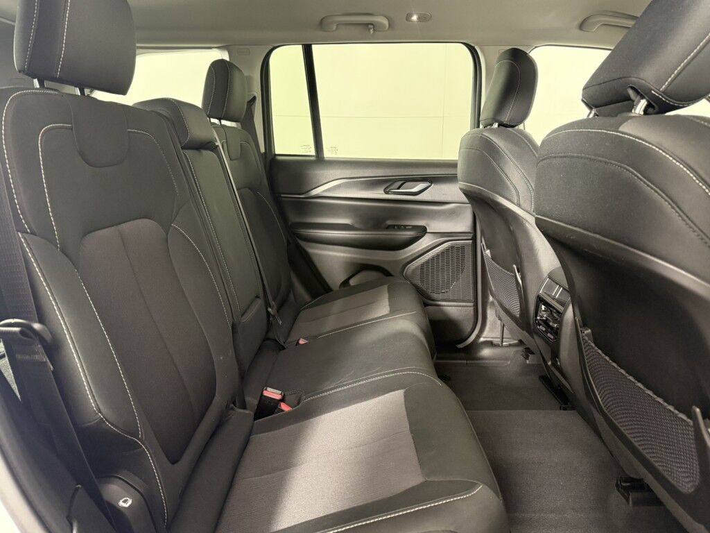 2023 Jeep Grand Cherokee Laredo 4x4 Maumee OH