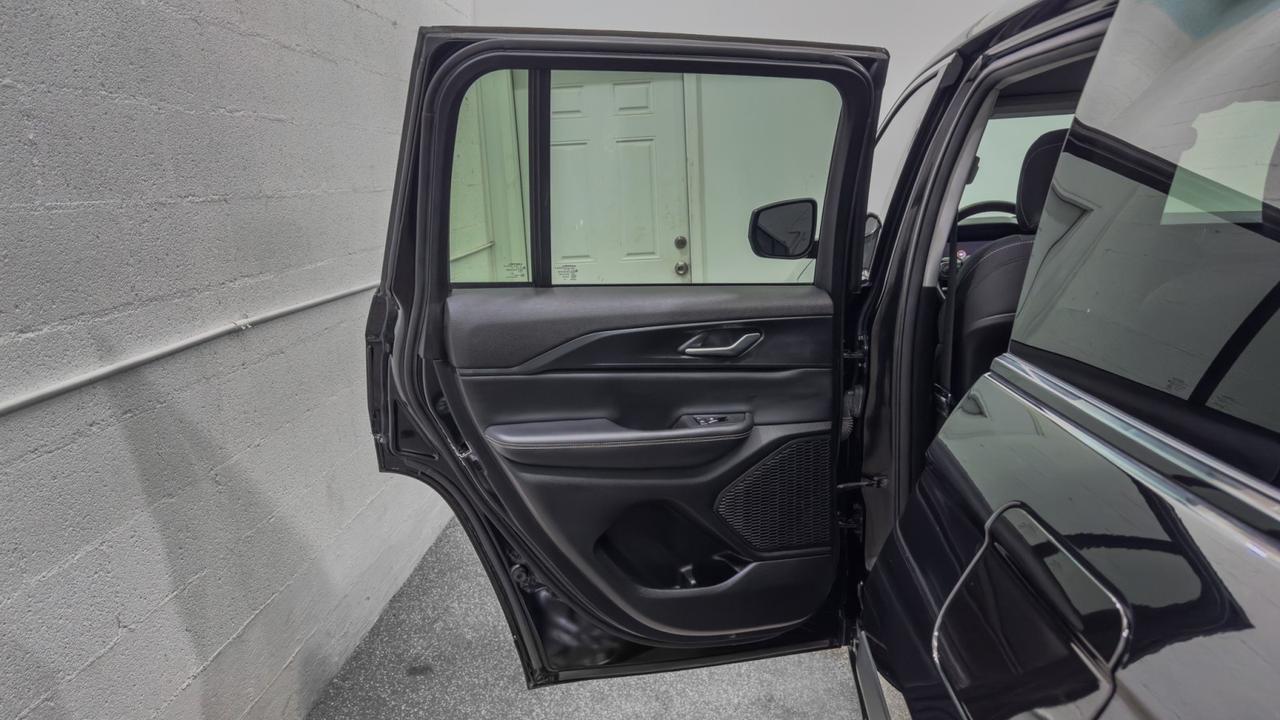 2023 Jeep Grand Cherokee Laredo 4x4 Tallmadge OH