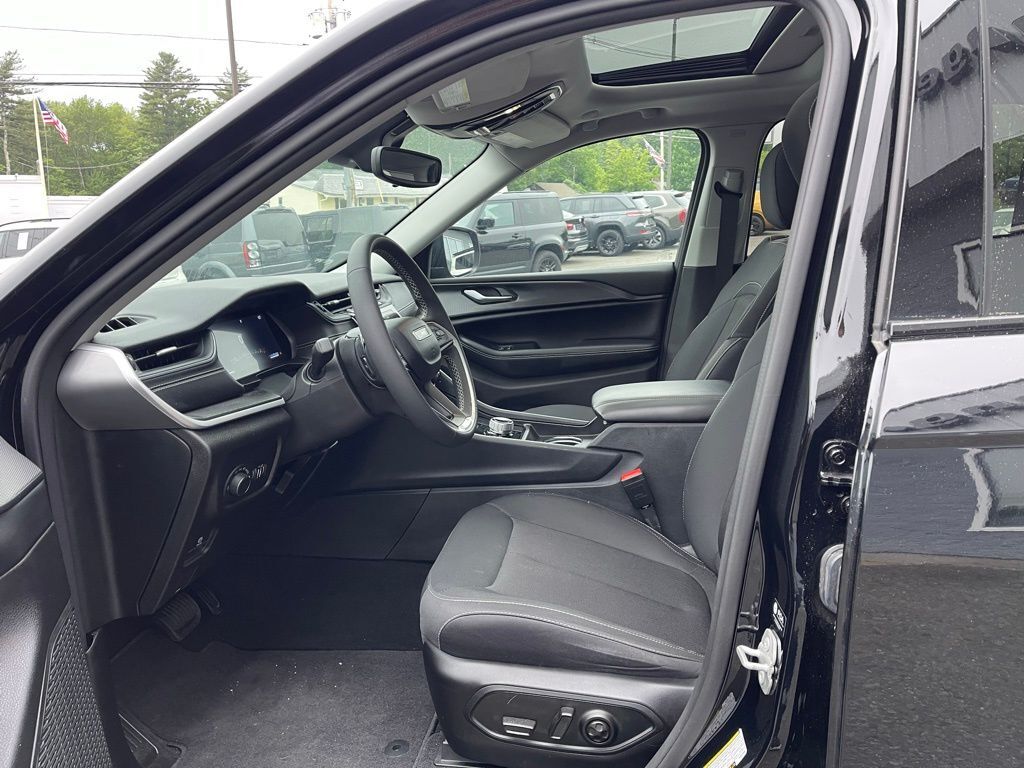 2023 Jeep Grand Cherokee Laredo X Orange MA