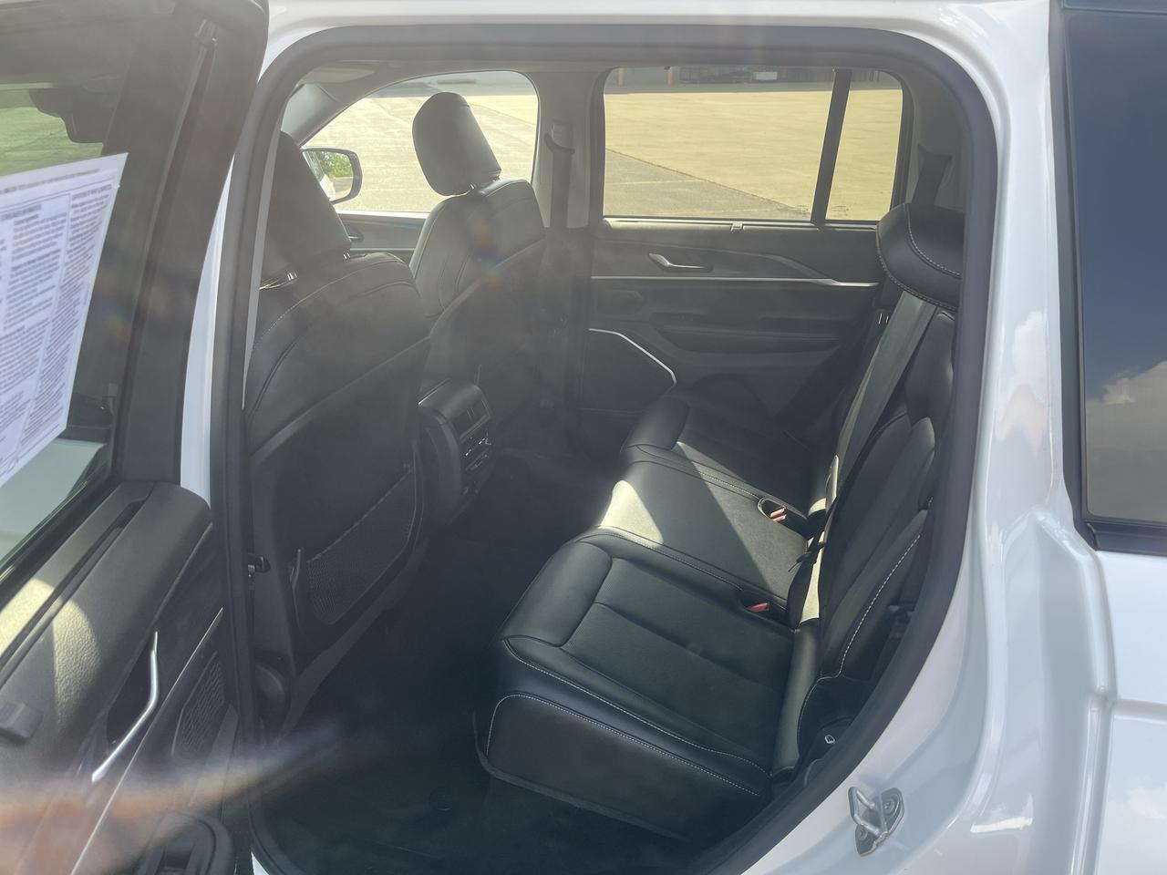 2023 Jeep Grand Cherokee Limited 4WD 3.6L BlackAppearPkg LuxuryTech2 TrailerTowPrepGroup w/20s Nav HtdCldMemLthr HtdStrngWhl Saukville WI