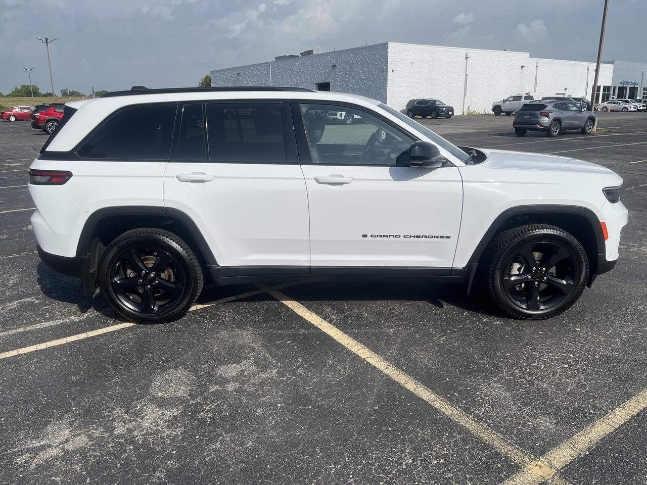 2023 Jeep Grand Cherokee Limited 4WD 3.6L BlackAppearPkg LuxuryTech2 TrailerTowPrepGroup w/20s Nav HtdCldMemLthr HtdStrngWhl Saukville WI