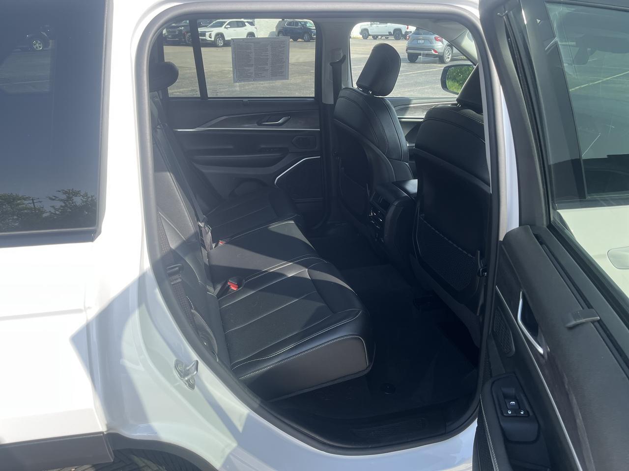 2023 Jeep Grand Cherokee Limited 4WD 3.6L BlackAppearPkg LuxuryTech2 TrailerTowPrepGroup w/20s Nav HtdCldMemLthr HtdStrngWhl Saukville WI
