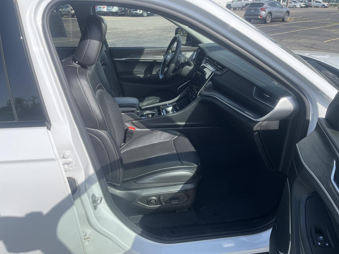 2023 Jeep Grand Cherokee Limited 4WD 3.6L BlackAppearPkg LuxuryTech2 TrailerTowPrepGroup w/20s Nav HtdCldMemLthr HtdStrngWhl Saukville WI