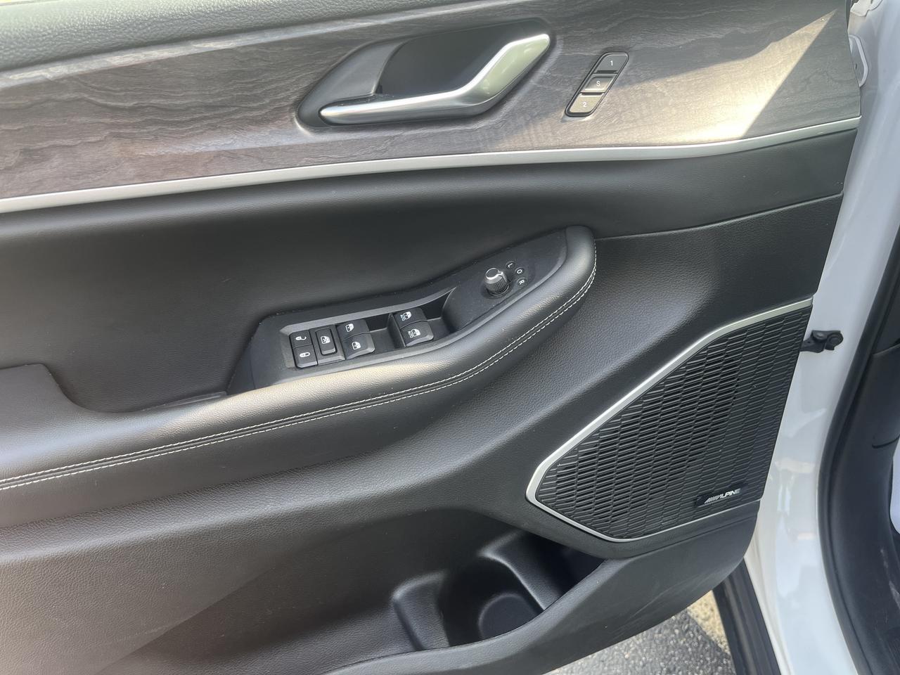2023 Jeep Grand Cherokee Limited 4WD 3.6L BlackAppearPkg LuxuryTech2 TrailerTowPrepGroup w/20s Nav HtdCldMemLthr HtdStrngWhl Saukville WI