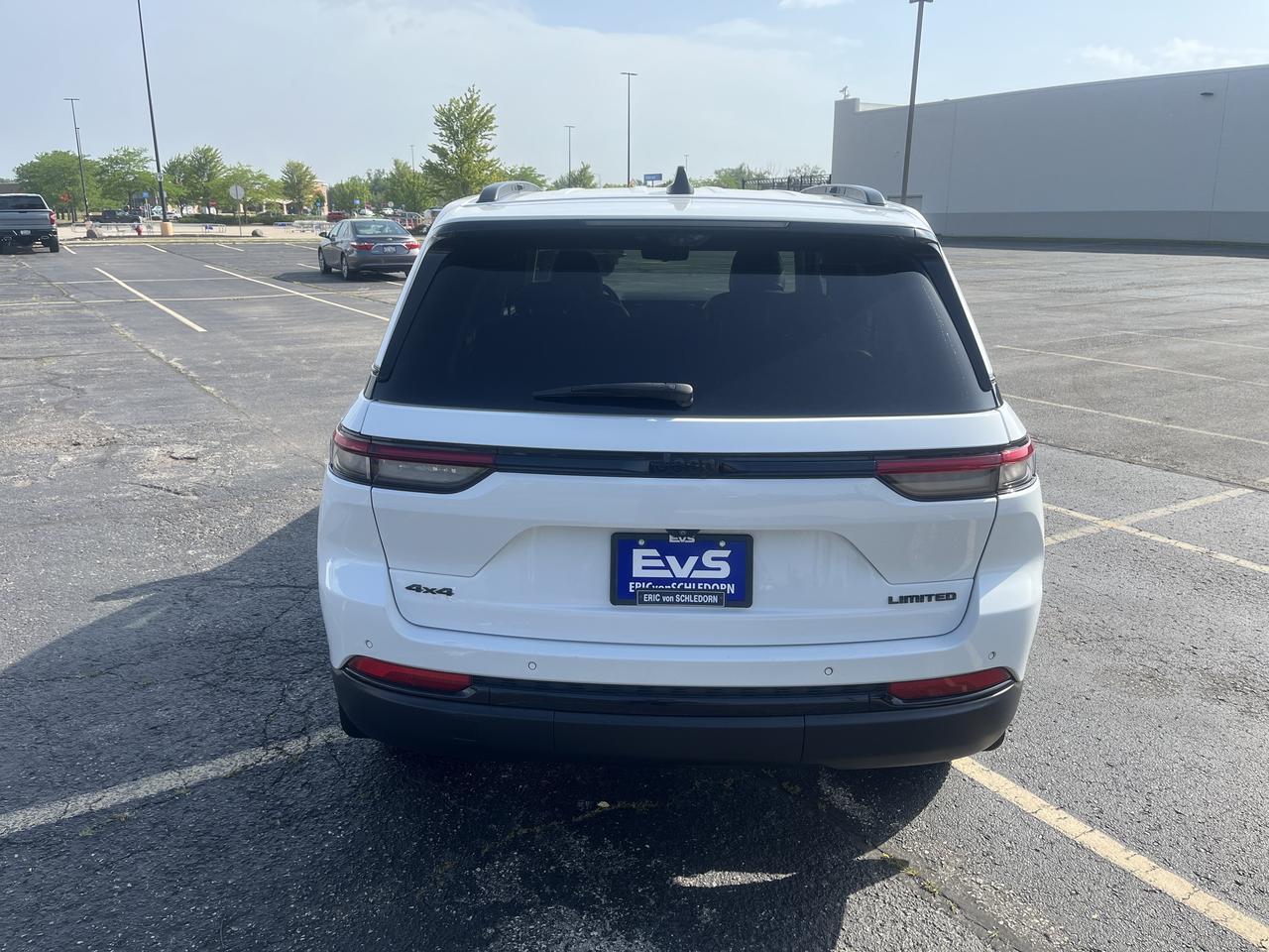 2023 Jeep Grand Cherokee Limited 4WD 3.6L BlackAppearPkg LuxuryTech2 TrailerTowPrepGroup w/20s Nav HtdCldMemLthr HtdStrngWhl Saukville WI