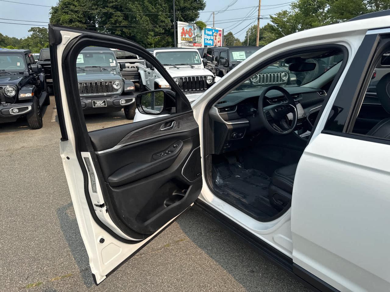 2023 Jeep Grand Cherokee Limited Dartmouth MA