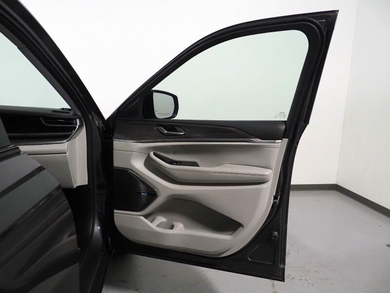 2023 Jeep Grand Cherokee Overland 4WD *NAVIGATION, ADAPTIVE CRUISE, SAFETY ALERTS, BACKUP-CAMERA, COLOR TOUCHSCREEN, PSNGR DISPLAY, PANORAMA MOONROOF, NAPPA LEATHER, CLIMATE SEATS, HTD STEERING, MCINTOSH AUDIO, ANDROID & APPLE Round Rock TX