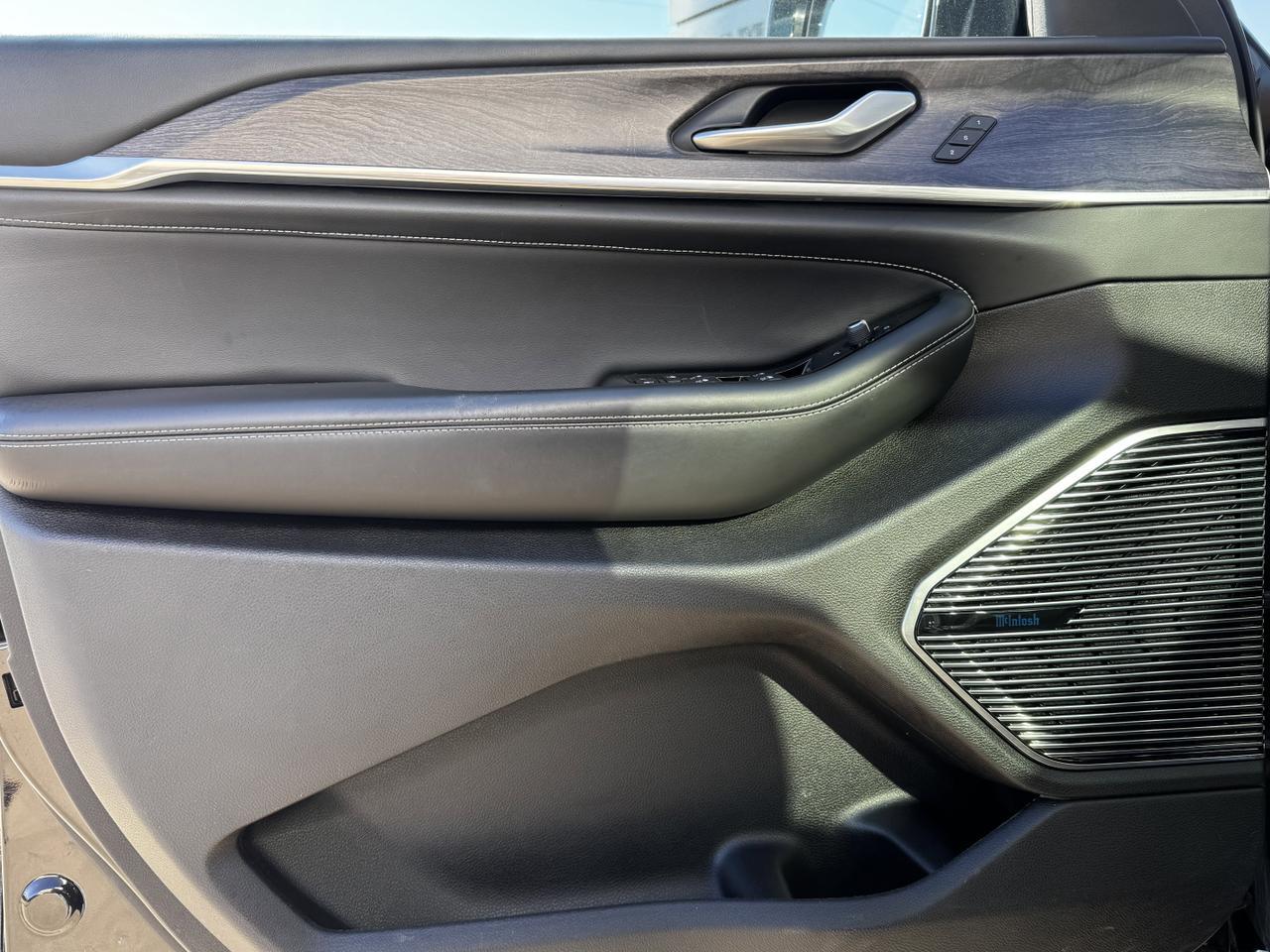 2023 Jeep Grand Cherokee Overland 4x4 | Low KMs | V6 | Nappa Leather | NAV | Heated Vented Seats Redwater AB