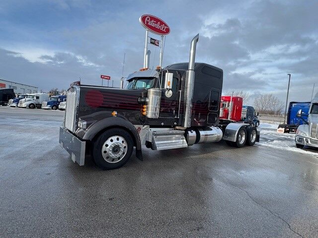 2023 Kenworth W900