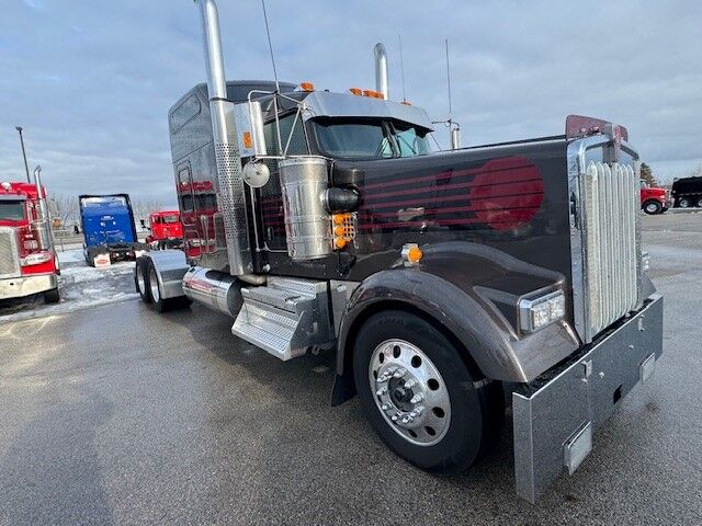 2023 Kenworth W900