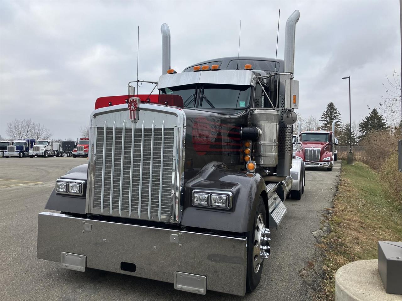 2023 Kenworth W900