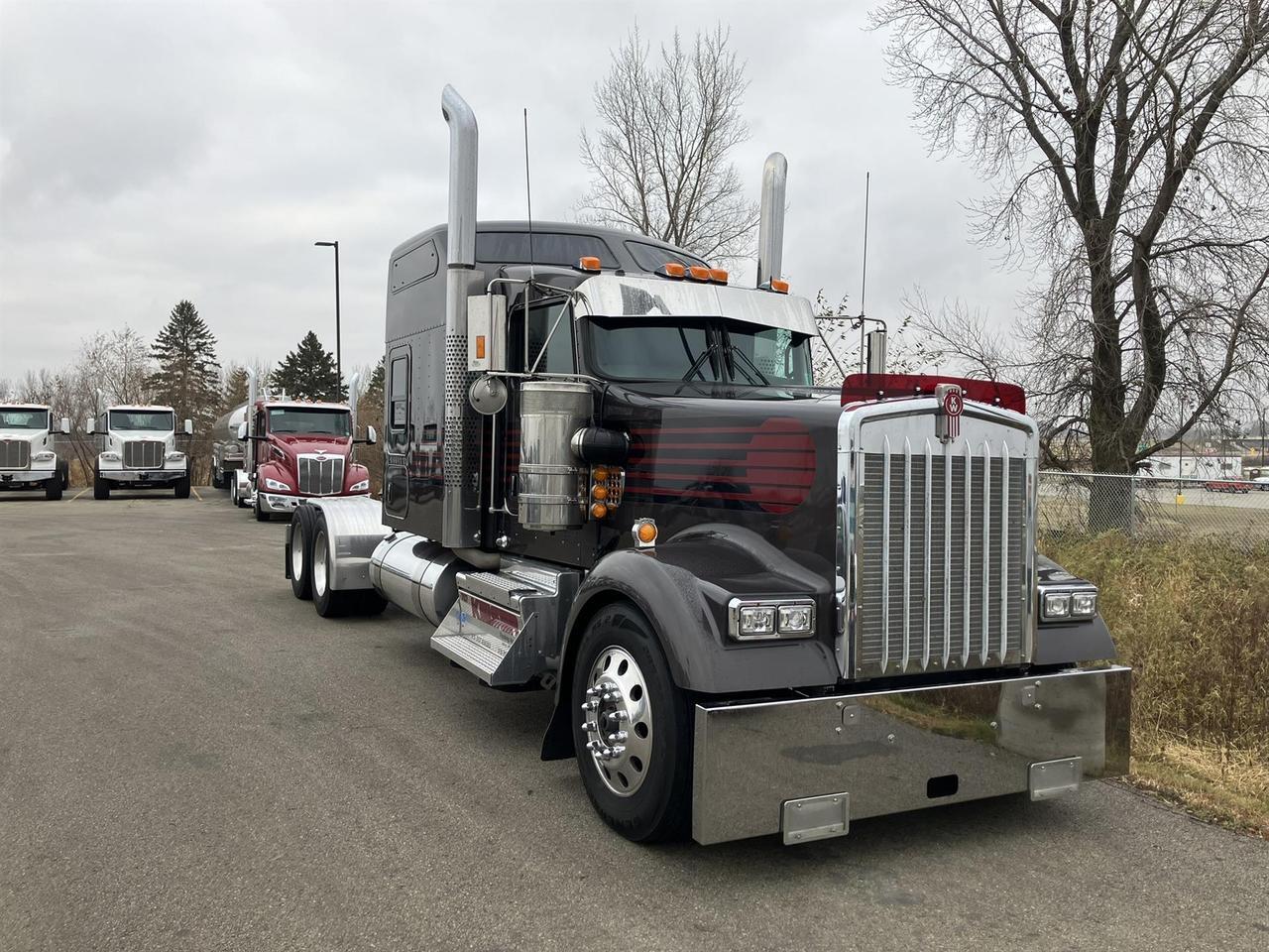 2023 Kenworth W900