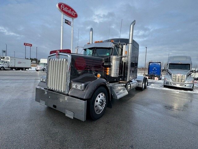 2023 Kenworth W900