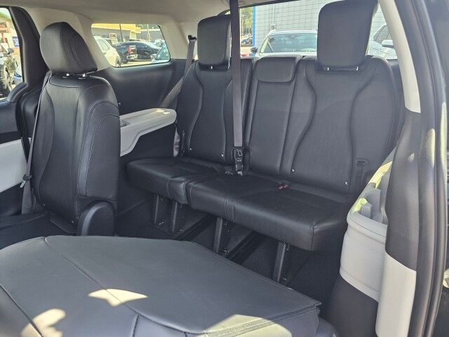 2023 Kia Carnival LX photo 21