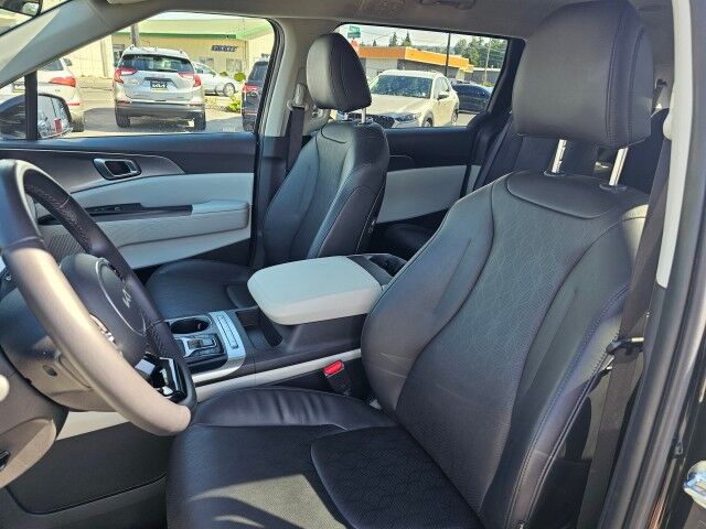 2023 Kia Carnival LX photo 26