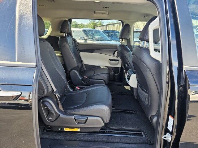 2023 Kia Carnival LX photo 15