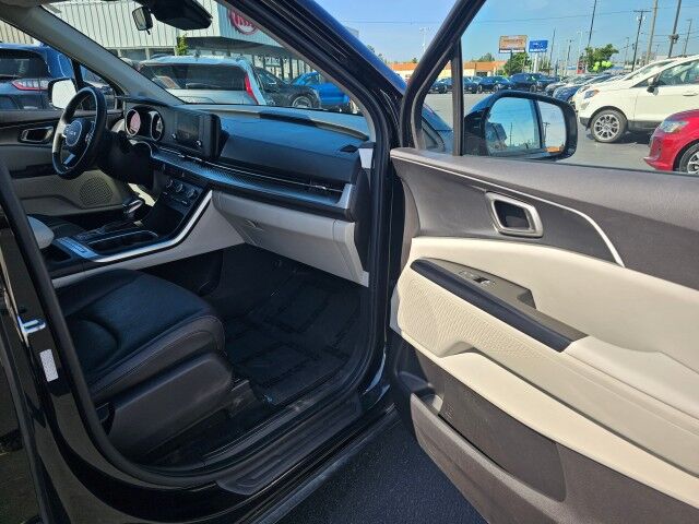 2023 Kia Carnival LX photo 13