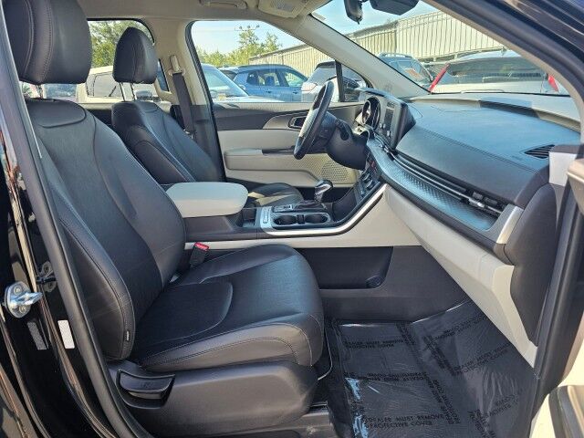 2023 Kia Carnival LX photo 12