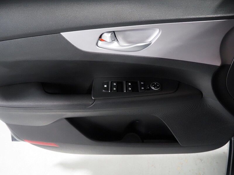 2023 Kia Forte LXS *TECHNOLOGY PKG, BACKUP-CAMERA, BLIND SPOT & LANE DEPARTURE ALERT, COLLISION ALERT w/BRAKING, COLOR TOUCHSCREEN, REMOTE KEYLESS ENTRY, ALLOY WHEELS, BLUETOOTH, ANDROID & APPLE Round Rock TX