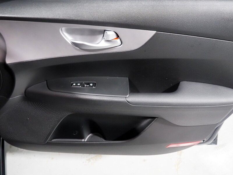 2023 Kia Forte LXS *TECHNOLOGY PKG, BACKUP-CAMERA, BLIND SPOT & LANE DEPARTURE ALERT, COLLISION ALERT w/BRAKING, COLOR TOUCHSCREEN, REMOTE KEYLESS ENTRY, ALLOY WHEELS, BLUETOOTH, ANDROID & APPLE Round Rock TX