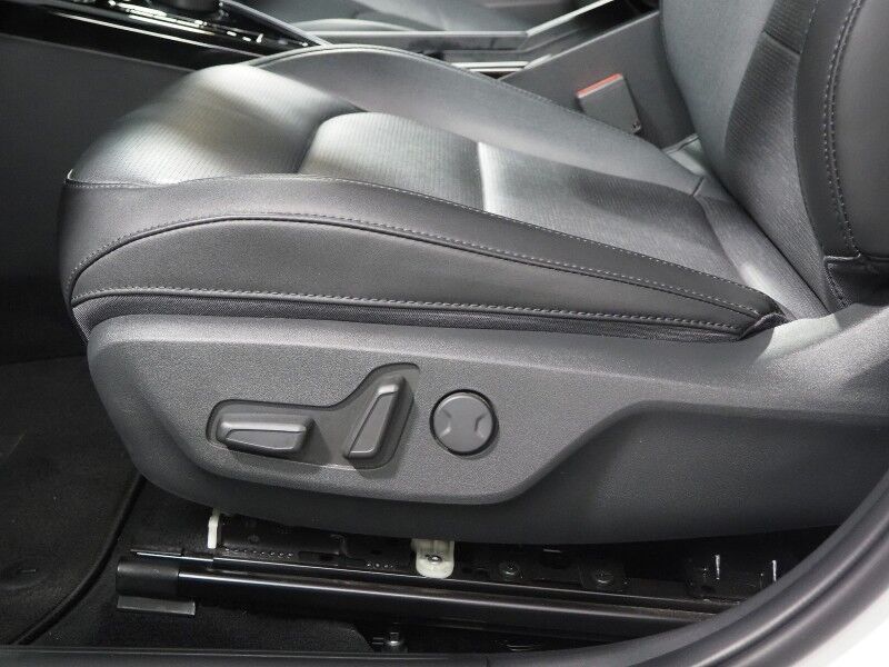 2023 Kia Niro EV Wave *HEADS-UP DISPLAY, NAVIGATION, ADAPTIVE CRUISE, SAFETY ALERTS, BACKUP-CAMERA, COLOR TOUCHSCREEN, MOONROOF, CLIMATE SEATS, HEATED STEERING, HARMAN/KARDON, WIRELESS CHARGING, ANROID & APPLE Round Rock TX