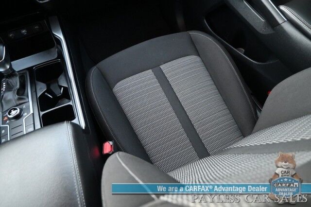 2023 Kia Sorento LX / AWD / Power Mirrors, Windows & Locks / Lane Departure & Blind Spot Alert / Forward Collision Alert / Apple CarPlay & Android Auto / Keyless Entry / 3rd Row / Seats 7 / Only 11K Miles / 1-Owner Anchorage AK