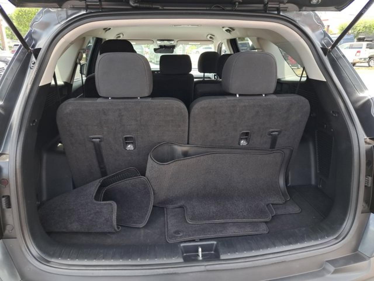 2023 Kia Sorento LX photo 4