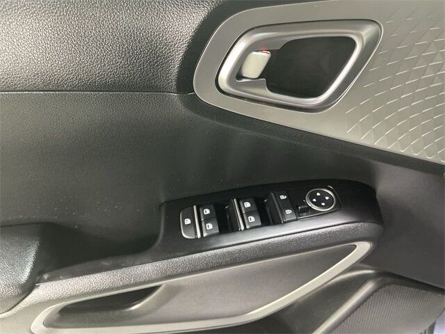 2023 Kia Soul LX photo 3