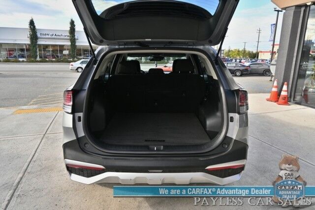 2023 Kia Sportage LX / AWD / Heated Cloth Seats / Lane Departure & Forward Collision Alert / Apple Carplay & Android Auto / AUX & USB Input / Back Up Camera / Cruise Control / Aluminum Wheels / Keyless Entry / 1-Owner Anchorage AK