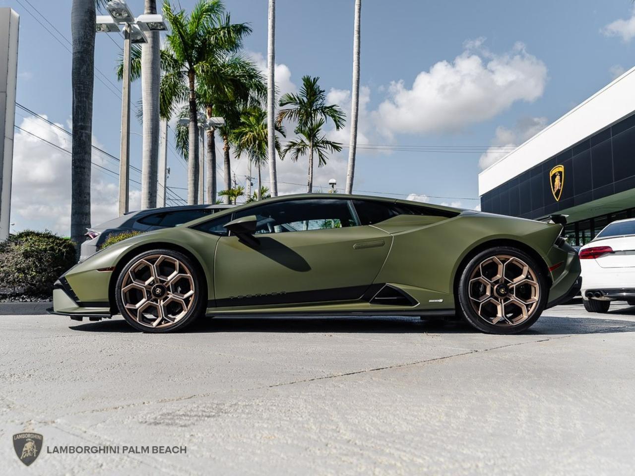 2023 Lamborghini Huracan Tecnica photo 2