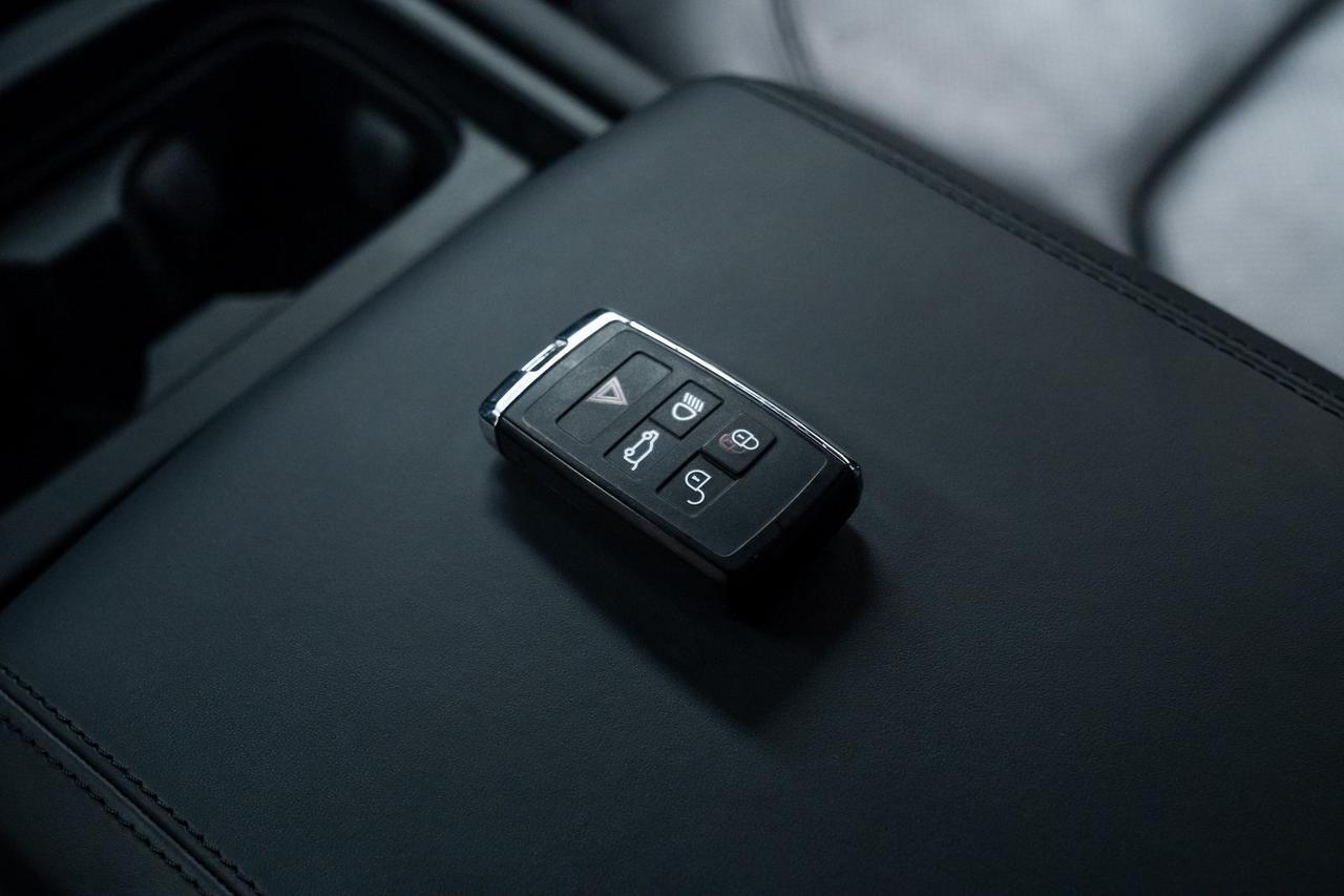 2023 Land Rover Defender 110 V8 1 Owner Vented Seats Adaptive Suspension Portland OR