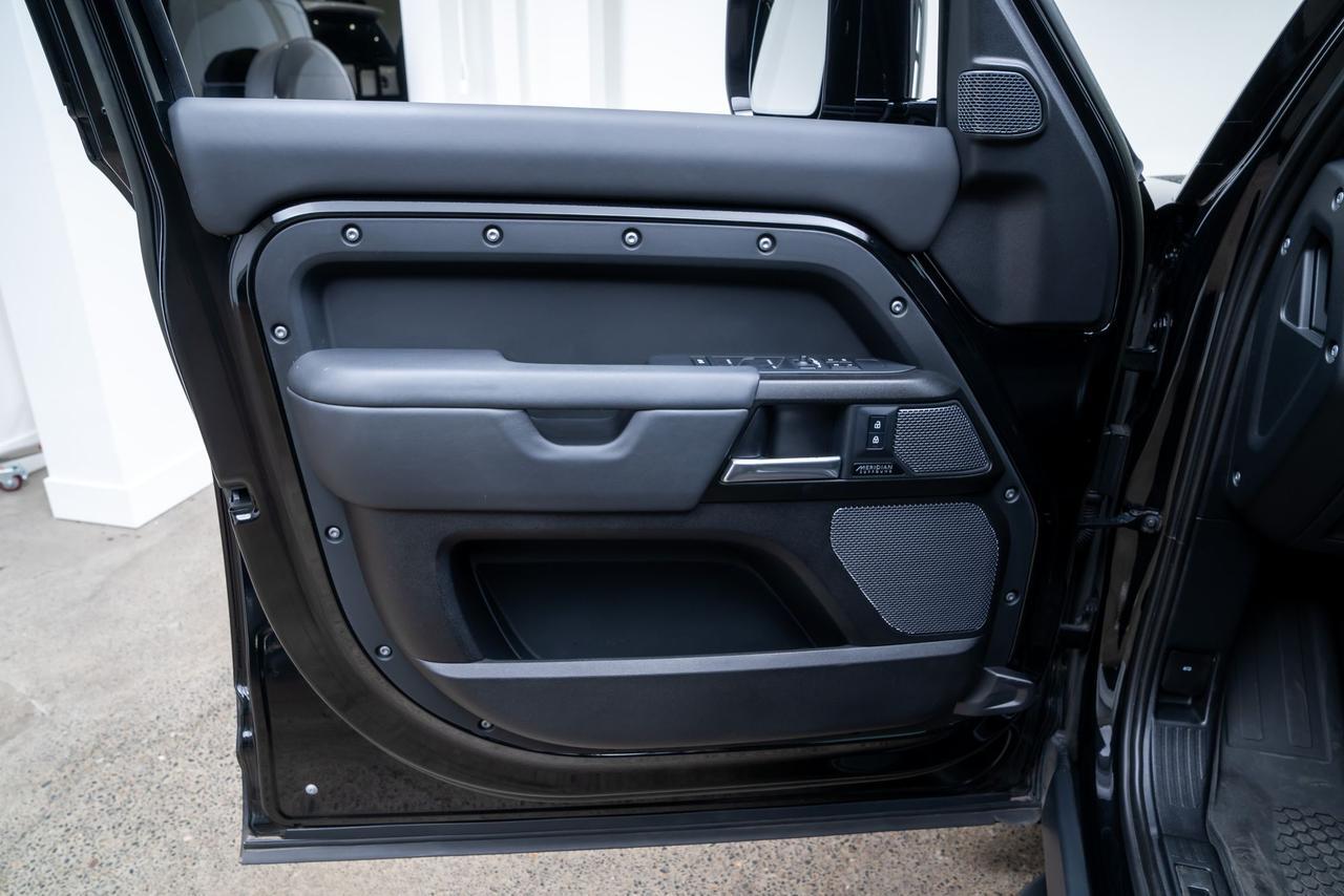 2023 Land Rover Defender 110 V8 3rd Row Seats / Meridian Audio Portland OR