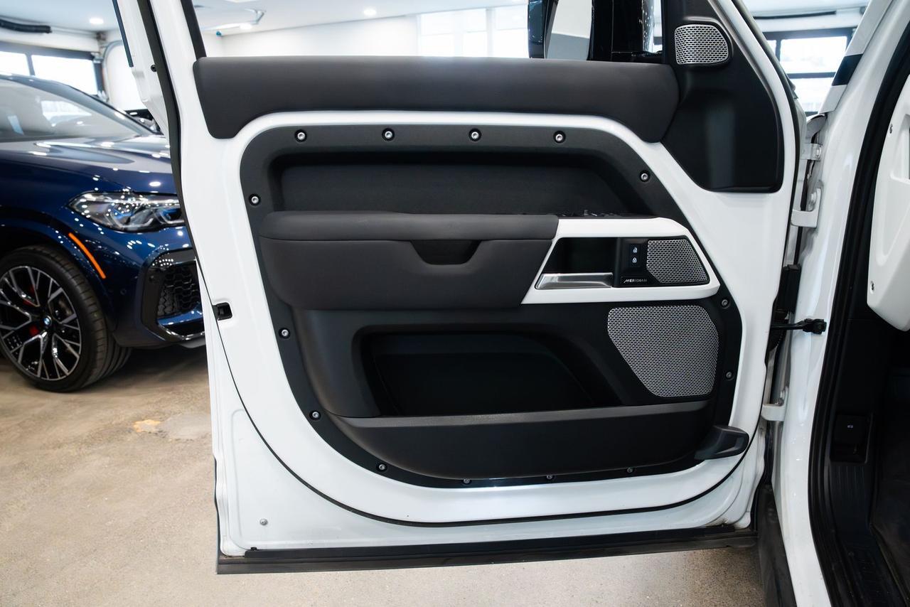 2023 Land Rover Defender SE - Photo 16