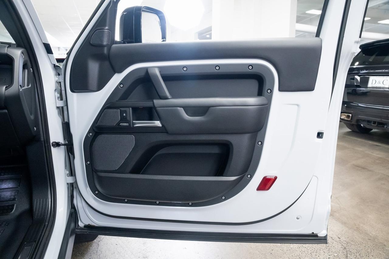 2023 Land Rover Defender 90 V8 Vented Seats Extended Black Exterior Package Portland OR
