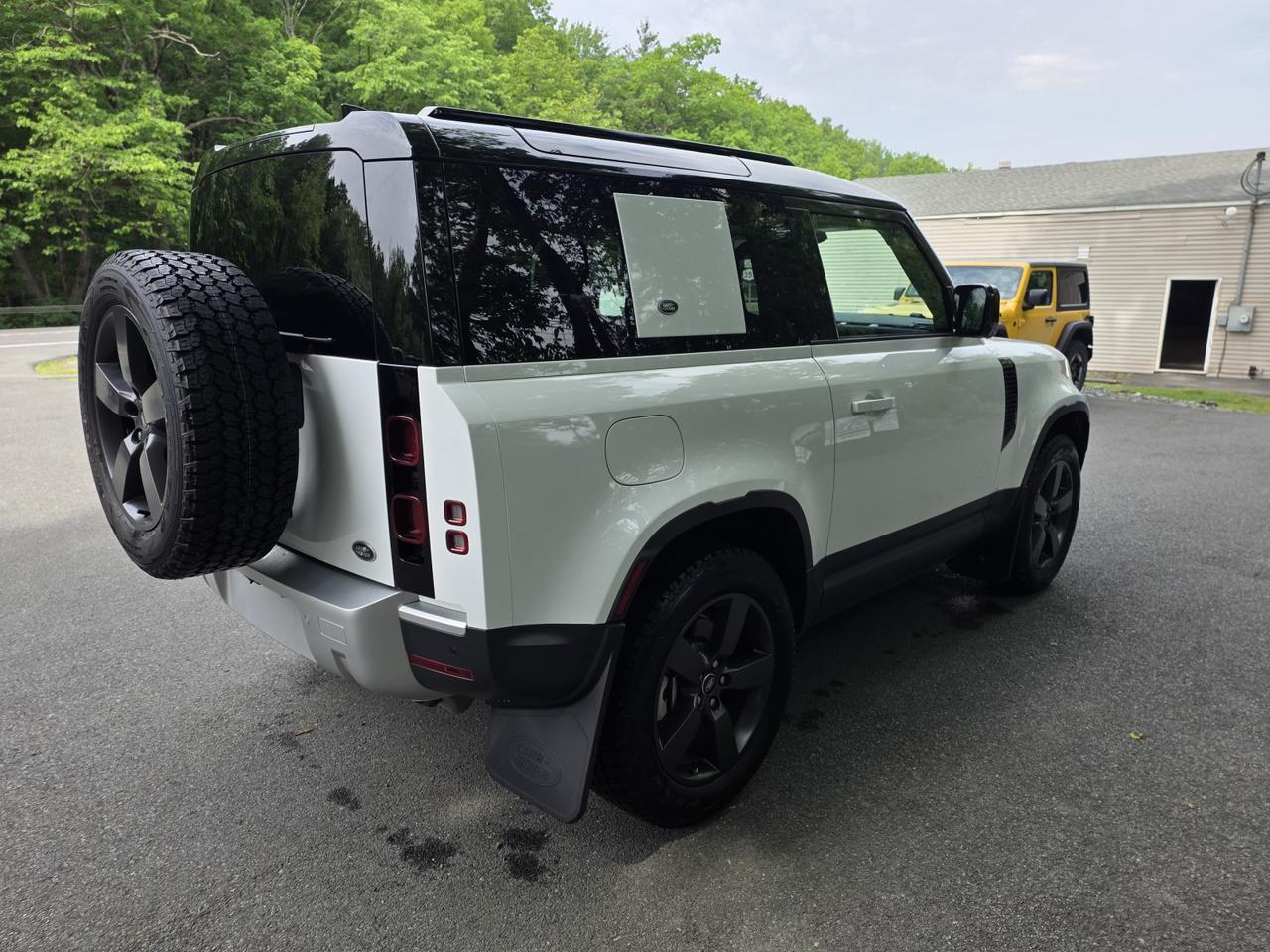 2023 Land Rover Defender SE