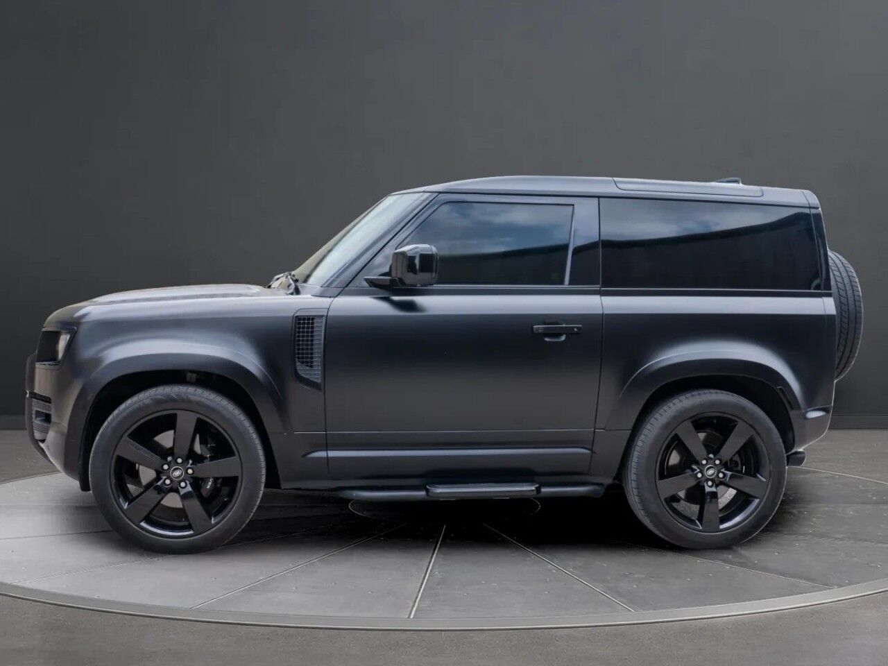 2023 Land Rover Defender V8