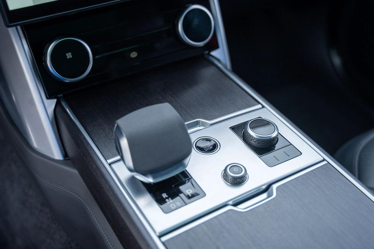 2023 Land Rover Range Rover P530 SE LWB 7 Sport Utility 4D St. Louis MO