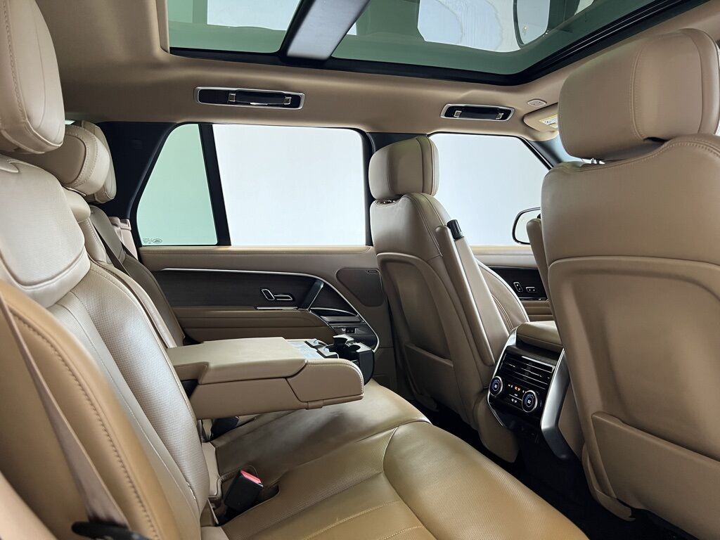 2023 Land Rover Range Rover SE photo 18