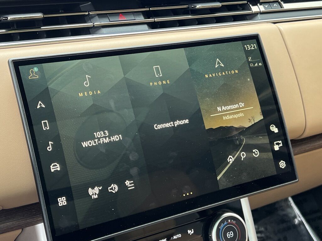2023 Land Rover Range Rover SE photo 23