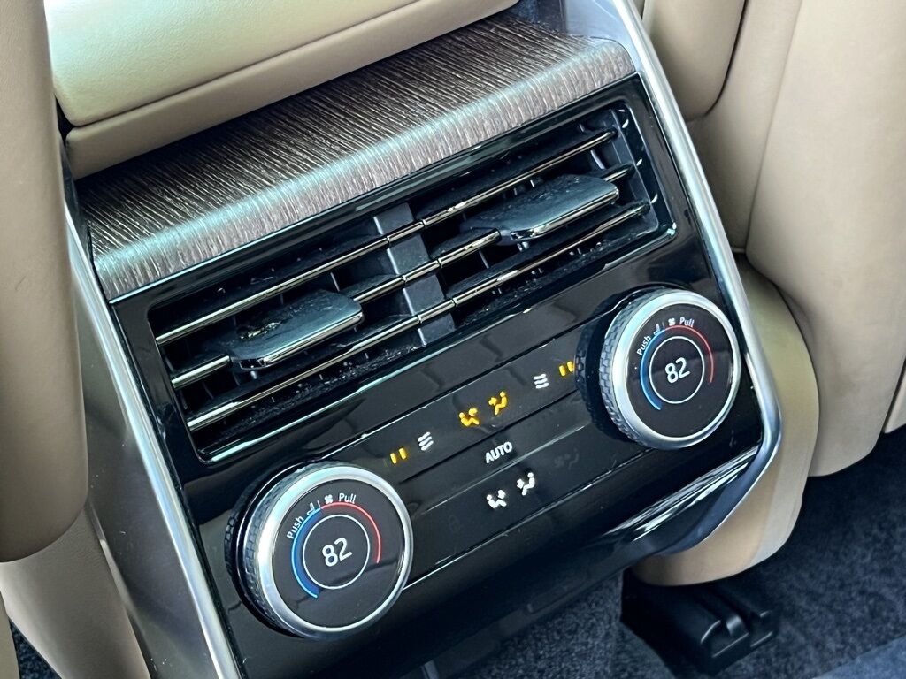2023 Land Rover Range Rover SE photo 16