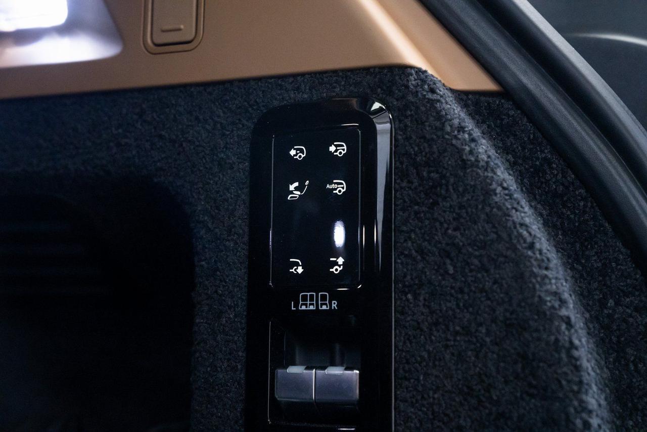 2023 Land Rover Range Rover SV Satin White Ceramic Finisher with Embossed Mosaic Portland OR