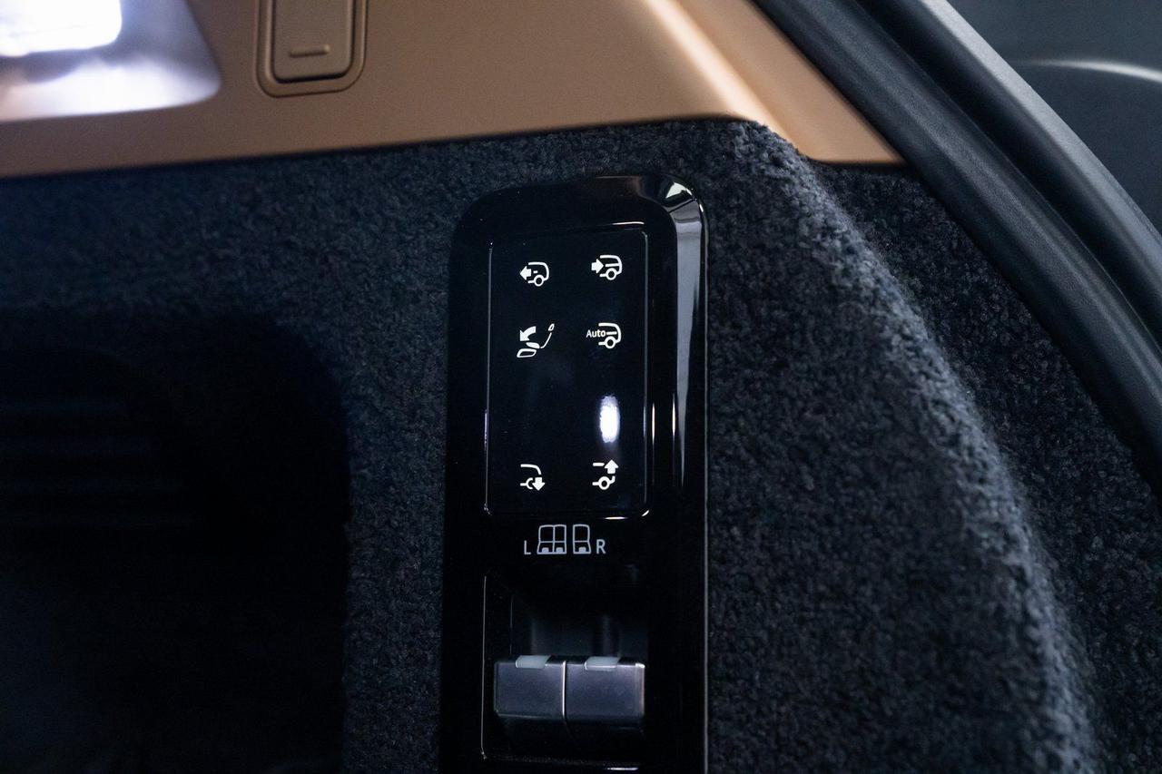 2023 Land Rover Range Rover SV Satin White Ceramic Finisher with Embossed Mosaic Portland OR