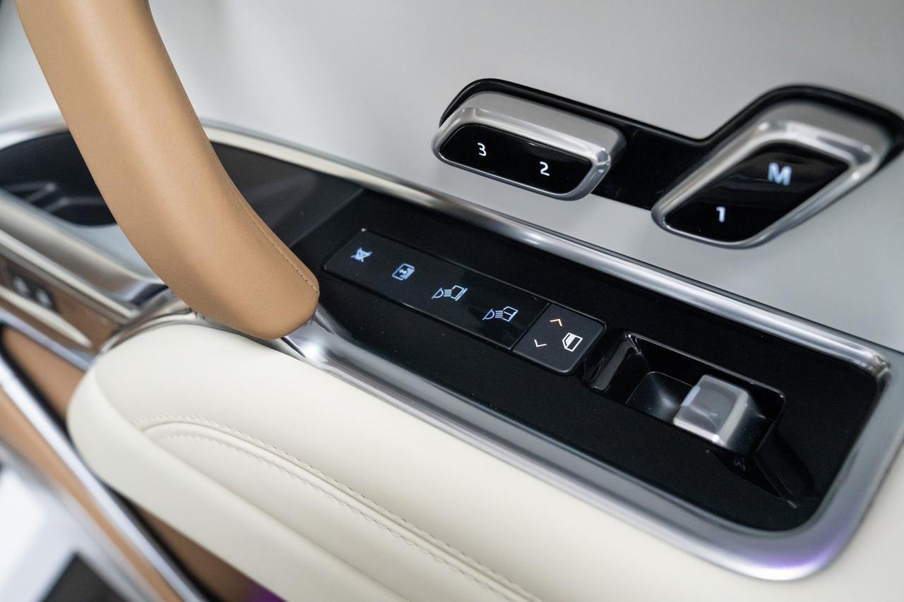 2023 Land Rover Range Rover SV Satin White Ceramic Finisher with Embossed Mosaic Portland OR