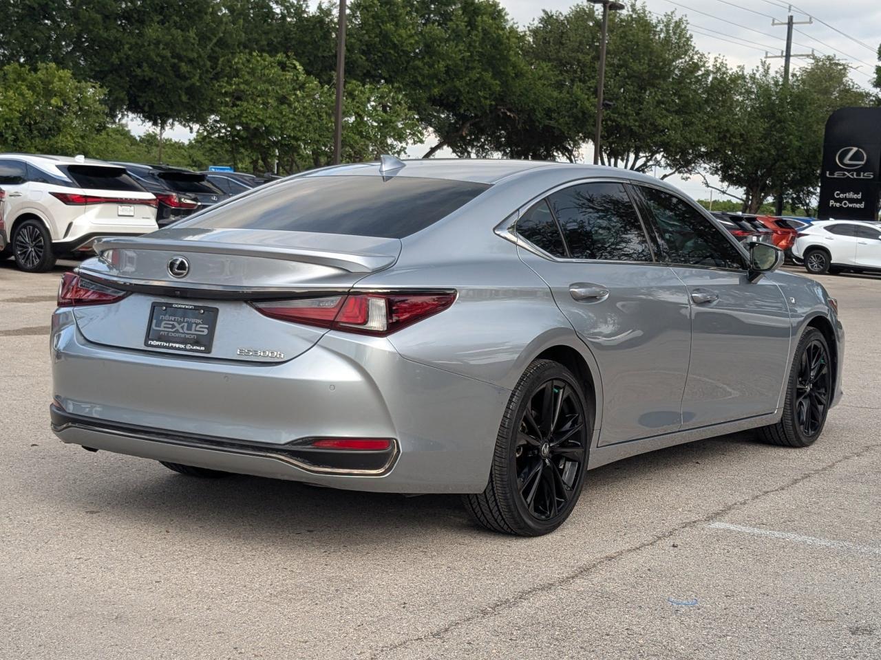 2023 Lexus ES 300h F SPORT Handling