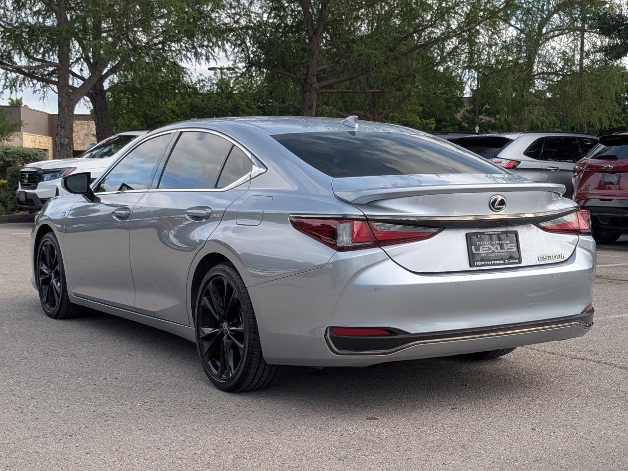2023 Lexus ES 300h F SPORT Handling