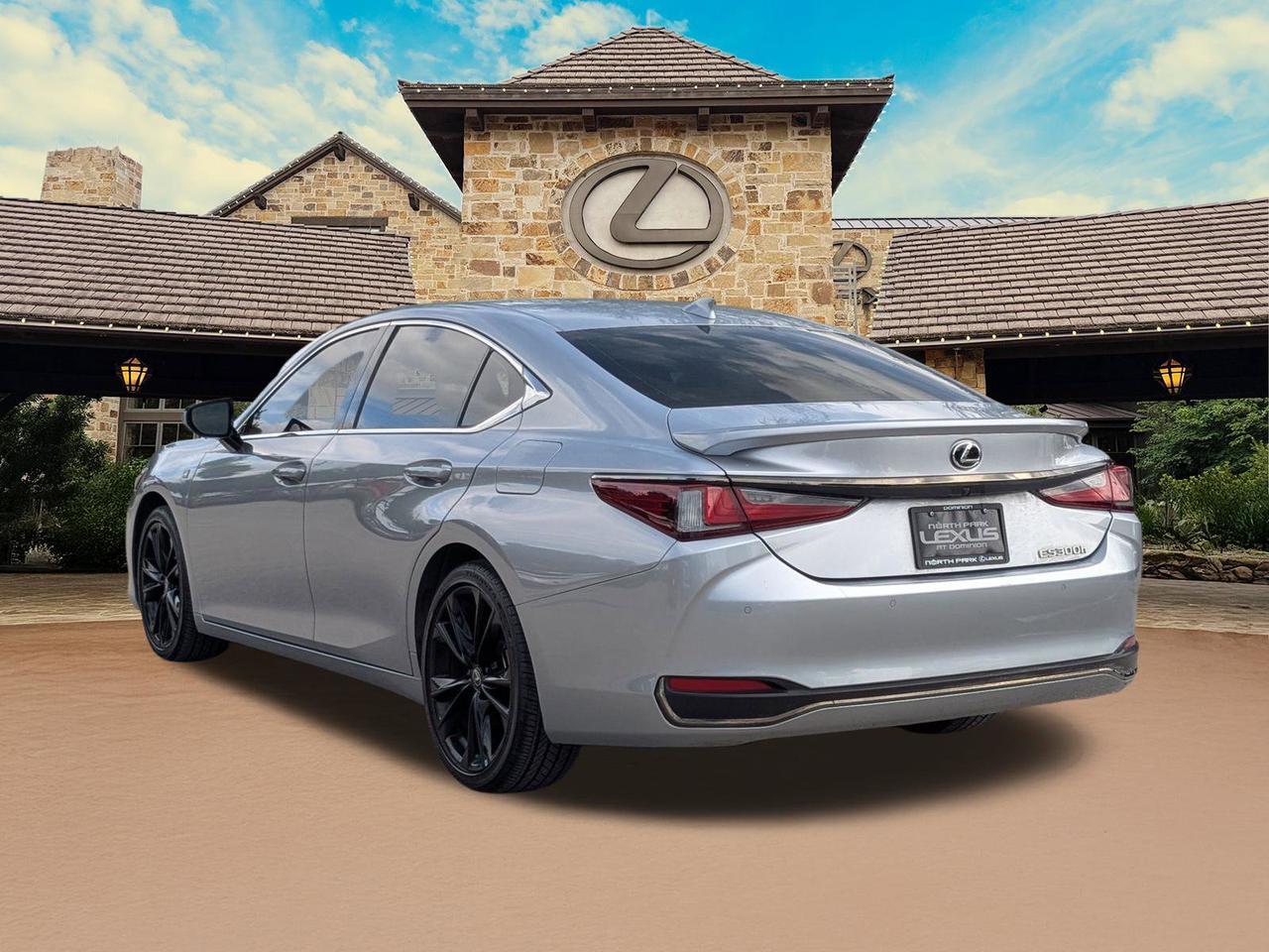 2023 Lexus ES 300h F SPORT Handling