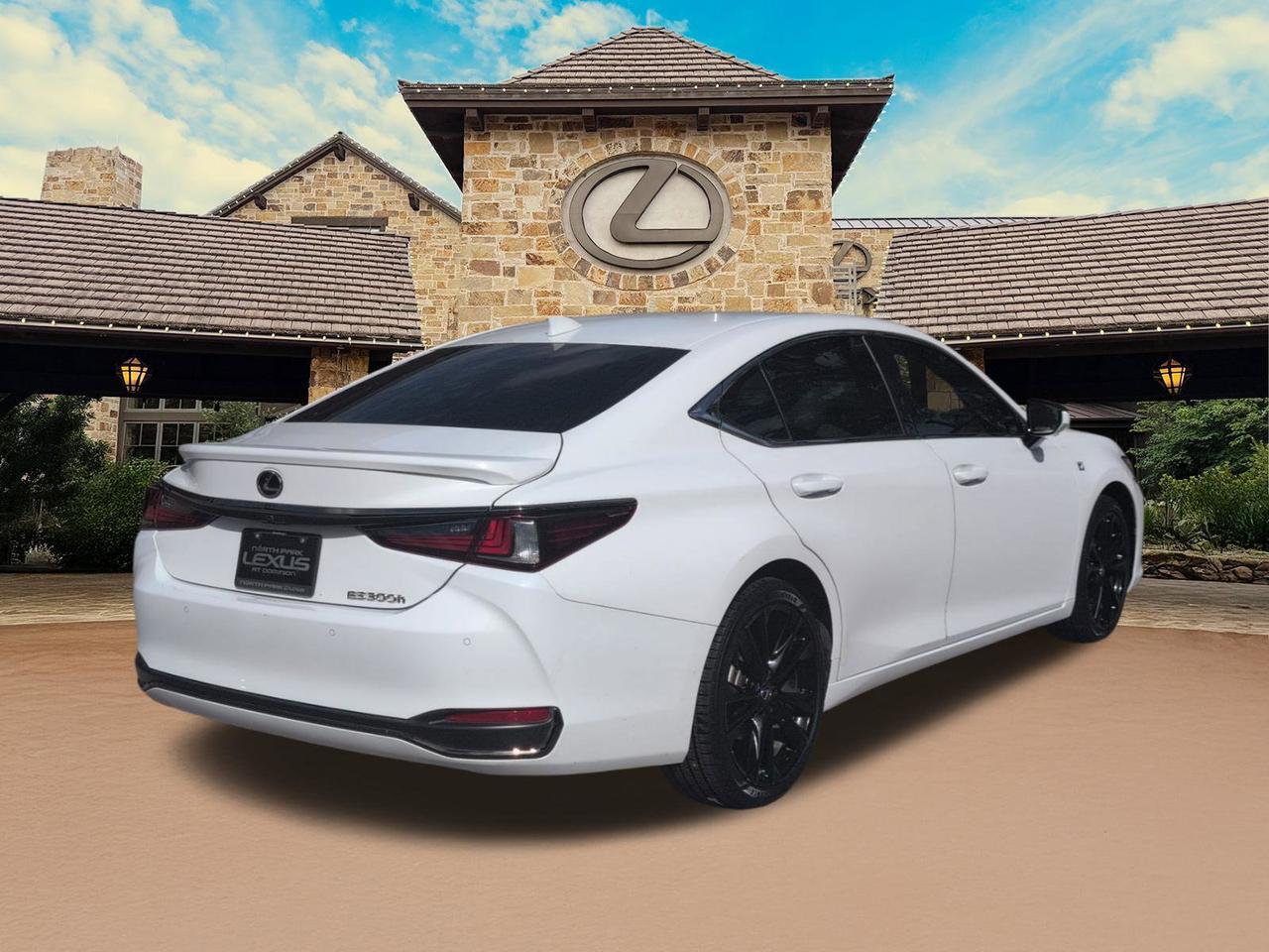 2023 Lexus ES 300h F SPORT Handling