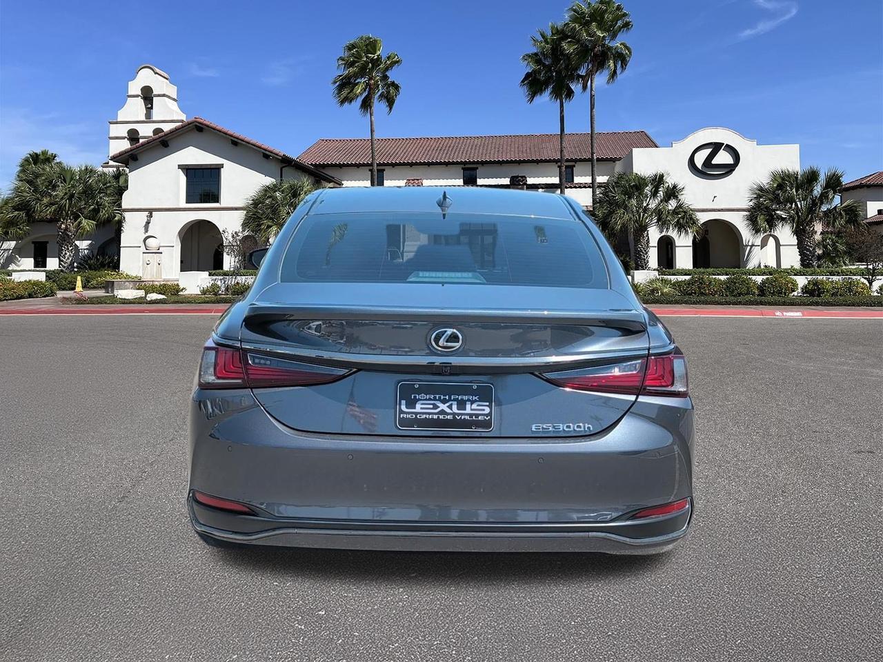 2023 Lexus ES 300h F SPORT Handling