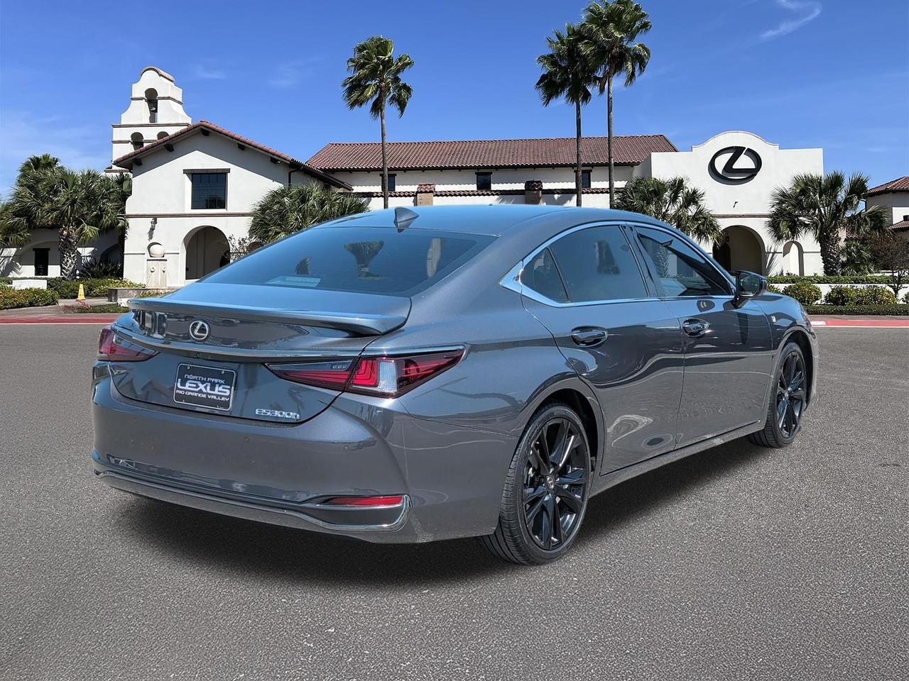 2023 Lexus ES 300h F SPORT Handling